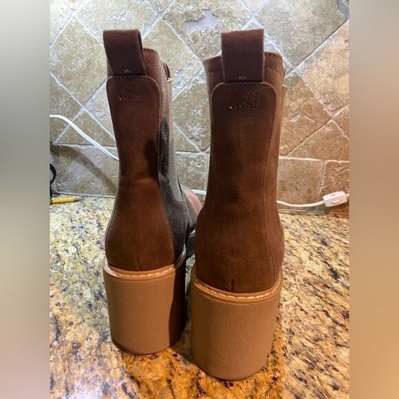 DV tan colored chunky Chelsea boots - Picture 2 of 5
